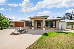 27 Sweeney Street, KEARNEYS SPRING, QLD 4350
